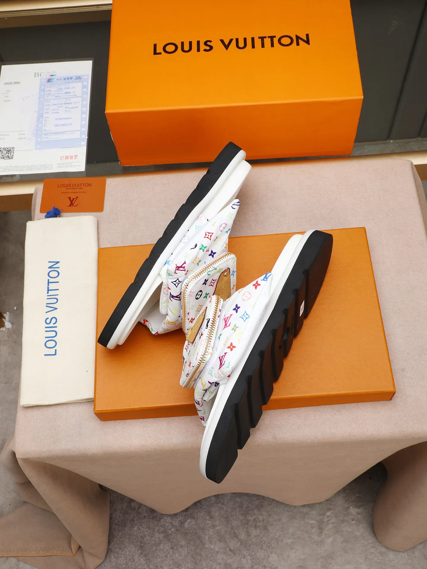 PP400 couple model with drawer box [LOUIS VUITTON] Louis Vuitton, the latest LV official website printed wallet and men's and women's slippers🔥🔥🔥 are now on the market. The drawer box is packed with cloth bags and cards. The upper pattern looks very soft and waxy, and it is a super versatile leg slimming tool. Fabric: Imported denim/down silk cotton embossed, official website pattern printing, lining: water-dyed sheepskin down filling, comfortable to wear, feet: high elastic PU water table. Sole: foam sole, heel height: about 5cm. Size 35-46, 35, 45 and 46 are custom-made and cannot be returned or exchanged. Color: multiple colors available.